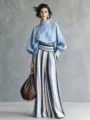 Detailansicht des lässigen Damen Zweiteilers mit hellblauer Bluse und gestreiften Hosen. - S / Oberteil und Hose / Hellblau