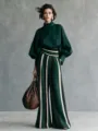 Detailansicht des eleganten dunkelgrünen Langarm-Tops mit gestreiften, weiten Hosen. - S / Oberteil und Hose / Dunkelgrün