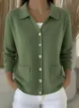 Stilvoller grüner Strickcardigan für Damen mit Revers, Knöpfen und zwei Seitentaschen. - S / Grün