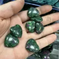 Zoisite verte naturelle polie de 20 mm en forme de cœur avec rubis pour la création de bijoux - Pierre en Vrac 20mm*6mm / Ruby Zoisite