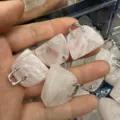 Mini Handtasche Anhänger aus Rosenquarz Stein für DIY Halsketten Schmuckherstellung - Größe ca. 25-27*8mm / Rosenquarz