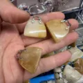 Gelber Mini-Taschen-Anhänger aus Naturstein mit silbernem Metallgriff für DIY-Schmuckherstellung - Größe ca. 25-27*8mm / Natürliche Gelbe Jade