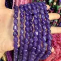 Nahaufnahme von lila ovalen Natursteinperlen mit glatter Politur für DIY-Schmuck - Ca. 6*9mm (Ca. 38cm Strang) / Dunkelviolette Jade