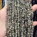 Détail macro montrant des perles de jaspe dalmatien naturel à facettes de 4mm DIY - Perle Ronde Facettée Triangulaire / 4mm (Environ 90 Pièces/Fil) / Pierre Tachetée