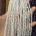 Gros plan sur des perles en pierre naturelle de 4mm taillées en facettes triangulaires - Perle Ronde Facettée Triangulaire / 4mm (Environ 90 Pièces/Fil) / Jade Blanc
