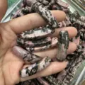 Rosa und schwarze Rhodonit-Naturstein-Bogenperlen für die DIY-Armbandherstellung. - Rhodonit mit schwarzen Linien