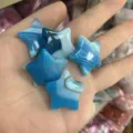 Fünf blaue gestreifte natürliche Achat-Sternkristalle in der Hand für DIY-Schmuck - Pentagramm / 1 Stück (ca. 30*8mm) / Blau Gestreift