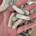 Natürliche hellgrüne Jade-Steinbrückenperlen 36x10mm für DIY-Schmuck - Xinschan Jade