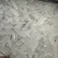 Nahaufnahme von fischförmigen Anhängern aus natürlichem weißem Stein für DIY-Schmuck - 10 Stück/Packung (22x12x6mm) / Weiß Kristall