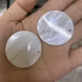 Nahaufnahme von natürlichen weißen Perlmutt-Rundscheiben mit Bohrungen für die Schmuckherstellung. - 8mm Mit Seitenloch Runde Scheibe / Weiß