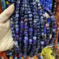 Dettaglio di perle quadrate in agata viola da 8 mm con trame naturali venate - 8mm (circa 45 pezzi) / Agata Striata Viola