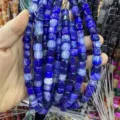Dettaglio ravvicinato di perline quadrate da 8mm in agata calcedonio blu per la creazione di gioielli - 8mm (circa 45 pezzi) / Agata Blu Zaffiro