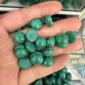 Dettaglio di cabochon tondi turchesi da 12 mm con venature nere per gioielli fai-da-te - 20*6mm / Turchese a Linea Nera