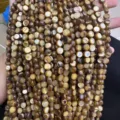 Vue détaillée de près de perles rondes en nacre marron naturel pour bijoux DIY - 7-8mm (Environ 38cm Fil) / Or