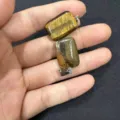 Primer plano de colgantes rectangulares de ojo de tigre con rayas naturales marrones - 10 Piezas/Paquete / Ojo de Tigre