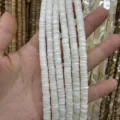 Detailopname van 1x6mm natuurlijke schelp heishi kralen voor doe-het-zelf sieraden - 1x6mm (370 Kralen/Streng) / Witte Schelp