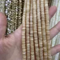 Detailopname van 6 mm natuurlijke schelp afstandskralen voor het maken van DIY sieraden - 1x6mm (370 Kralen/Streng) / koffiekleur