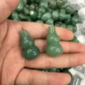 Nahaufnahme von polierten grünen Aventurin-Kürbisanhängern für DIY-Schmuckherstellung - Ca. 18*30mm / Grüner Aventurin