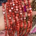 Gros plan de perles irrégulières en nacre naturelle rouge pour la création de bijoux DIY - 7-8mm (Environ 38cm Fil) / Rouge