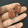 Primer plano de colgantes rectangulares de piedra de oro con destellos dorados y enganches. - 10 Piezas/Paquete / Piedra de Arena Dorada