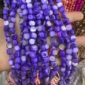 Gros plan de perles en nacre naturelle violette 7-8mm pour bijoux faits main. - 7-8mm (Environ 38cm Fil) / Violet
