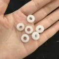 Vista dettagliata di perle distanziatrici in pietra naturale bianca con foro da 5 mm. - 6mm x 12mm / Confezione da 10 / Giada Bianca