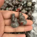Detailansicht von handgefertigten Naturstein-Kürbisanhängern für DIY-Schmuck - Ca. 18*30mm / Blutstein