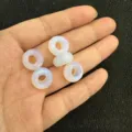 Primo piano di quattro perle abaco iridescenti da 6x12mm con foro grande per gioielli fai da te - 6mm x 12mm / 10 Pezzi/Pacco / Opale