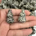 Nahaufnahme von natürlichen Dalmatiner-Jaspis-Stein-Anhängern in Kürbisform für DIY-Schmuck - Ca. 18*30mm / Gepunkteter Stein