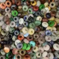 Vista macro dettagliata di perle abaco in pietra naturale 6x12mm con fori grandi - 6mm x 12mm / 10 Pezzi/Pacco / Multicolore