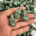 Nahaufnahme von grünen Kürbis-Anhängern aus Stein für Bastelarbeiten in der Hand. - Ca. 18*30mm / Grüner Punkt-Stein