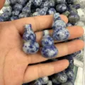 Detailansicht von blau gesprenkelten Naturstein-Flaschenkürbis-Anhängern für DIY - Ca. 18*30mm / Blaupunktstein