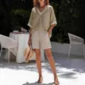 Vista dettagliata del set top con collo a V e pantaloncini a righe da donna, stile chic. - Taglia S / Top e Pantaloni / Kaki
