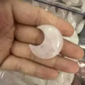 Handgehaltener rosafarbener mondförmiger Rosenquarz Naturstein für DIY-Schmuckherstellung - Ca. 30*8mm / Rosenquarz-Mond (1 Stück)