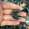 Dunkelgrüner Moosachat in Mondform, Naturstein-Schnitzerei für DIY-Schmuckherstellung - Ca. 30*8mm / Indischer-Achat-Mond (1 Stück)