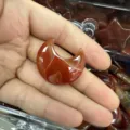 Polierter natürlicher roter Achat in Halbmondform für DIY-Schmuck und Bastelarbeiten - Ca. 30*8mm / Roter-Achat-Mond (1 Stück)