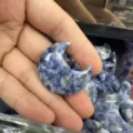 Blau und weiß Naturstein Mondsichel geschnitzt Deko Anhänger - Ca. 30*8mm / Blaupunktstein-Mond (1 Stück)