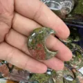 Handgefertigter mondförmiger Naturstein-Anhänger mit grün-rotem Jaspis-Muster, 30x8mm groß. - Unakit Mond (Einzelstück) / Ca. 30*8mm / Unakit
