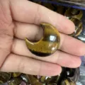 Polierter Tigerauge-Stein in Mondsichelform für DIY-Schmuck und Dekoration, 30x8mm Größe. - Tigerauge Mond (Einzelstück) / Ca. 30*8mm / Hellbraun