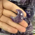 Handgehaltene natürliche lila Amethyst-Mondschnitzerei für DIY-Schmuckherstellung - Amethyst Mond (Einzelstück) / Ca. 30*8mm / Lila