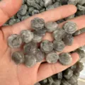 Detailansicht von 14mm doppelseitig geschnitzten Rosenperlen aus echtem Naturstein - Rosenstil (0001) / 14mm / Labradorit
