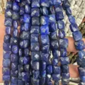 Vista detallada de cuentas de piedra natural azul cuadradas facetadas para hacer joyas - Lapislázuli