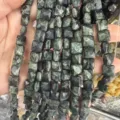 Primer plano de cuentas cuadradas facetadas de piedra natural verde oscuro para joyería DIY - Piedra con Patrón Verde