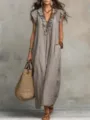 Detailaufnahme des grauen Damen V-Ausschnitt Rüschen lose Taschen Maxikleids in Szene. - 3XL / Grau