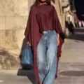Vista dettagliata del top elegante e largo a maniche lunghe con orlo irregolare bordeaux. - Taglia S / Top / Borgogna