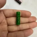 Close-up macroweergave van een groene natuurstenen bamboe knoop voor etnische kleding - Smaragdgroen