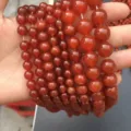 Dettaglio macro di perle tonde in agata rossa naturale di varie dimensioni per fai-da-te - 12mm (Circa 32 Pezzi/Filo) / Agata Rossa A+