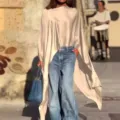 Dettaglio del top ampio a maniche lunghe asimmetrico chic in beige, elegante effetto seta. - Albicocca