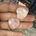 Nahaufnahme der facettierten Details und Textur der rosa Naturstein Herzanhänger - Ca. 20*6mm / Rosenquarz