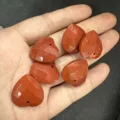 Nahaufnahme von 20mm roten facettierten Herzanhängern aus Naturstein für DIY-Schmuck - Ca. 20*6mm / Roter Jaspis